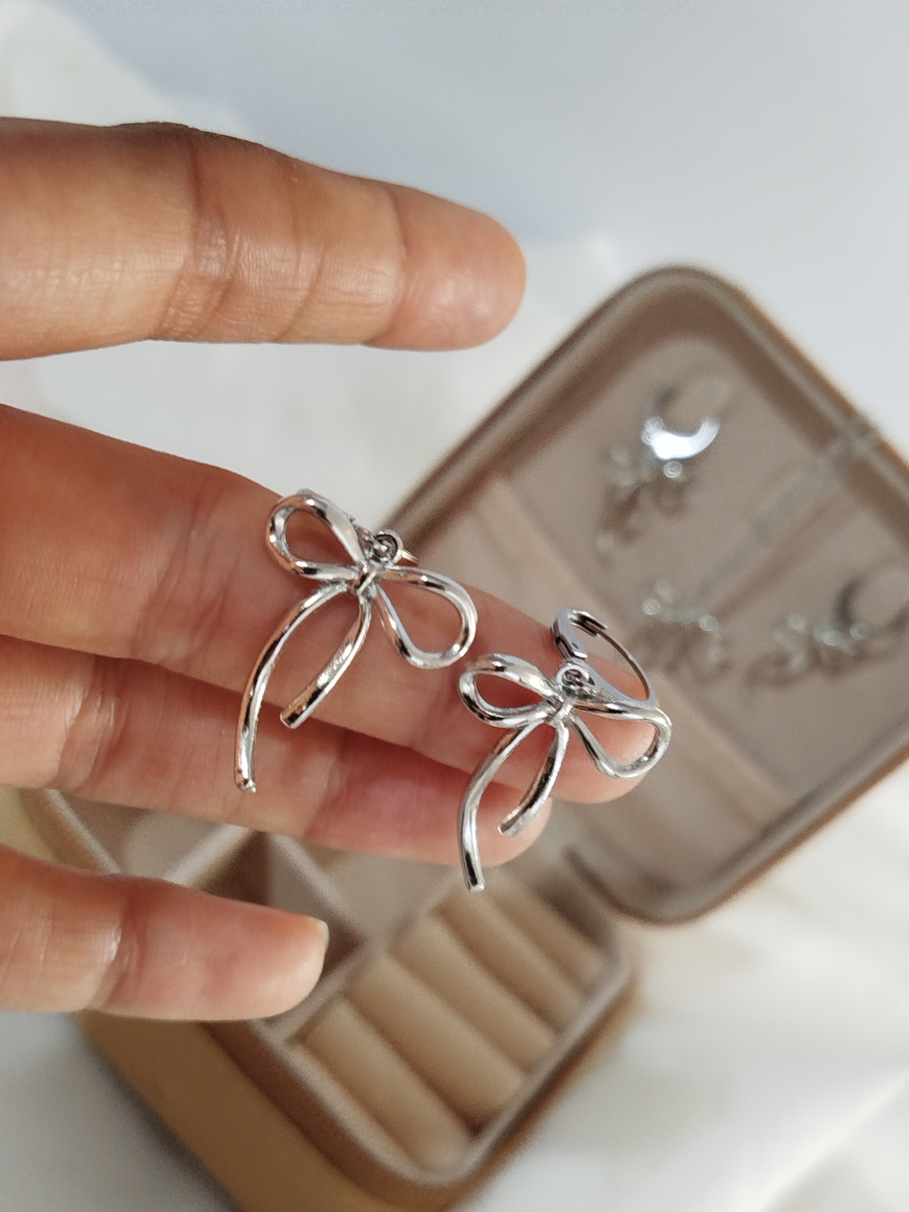 گوشواره طرح پاپیون نقره ای رنگ