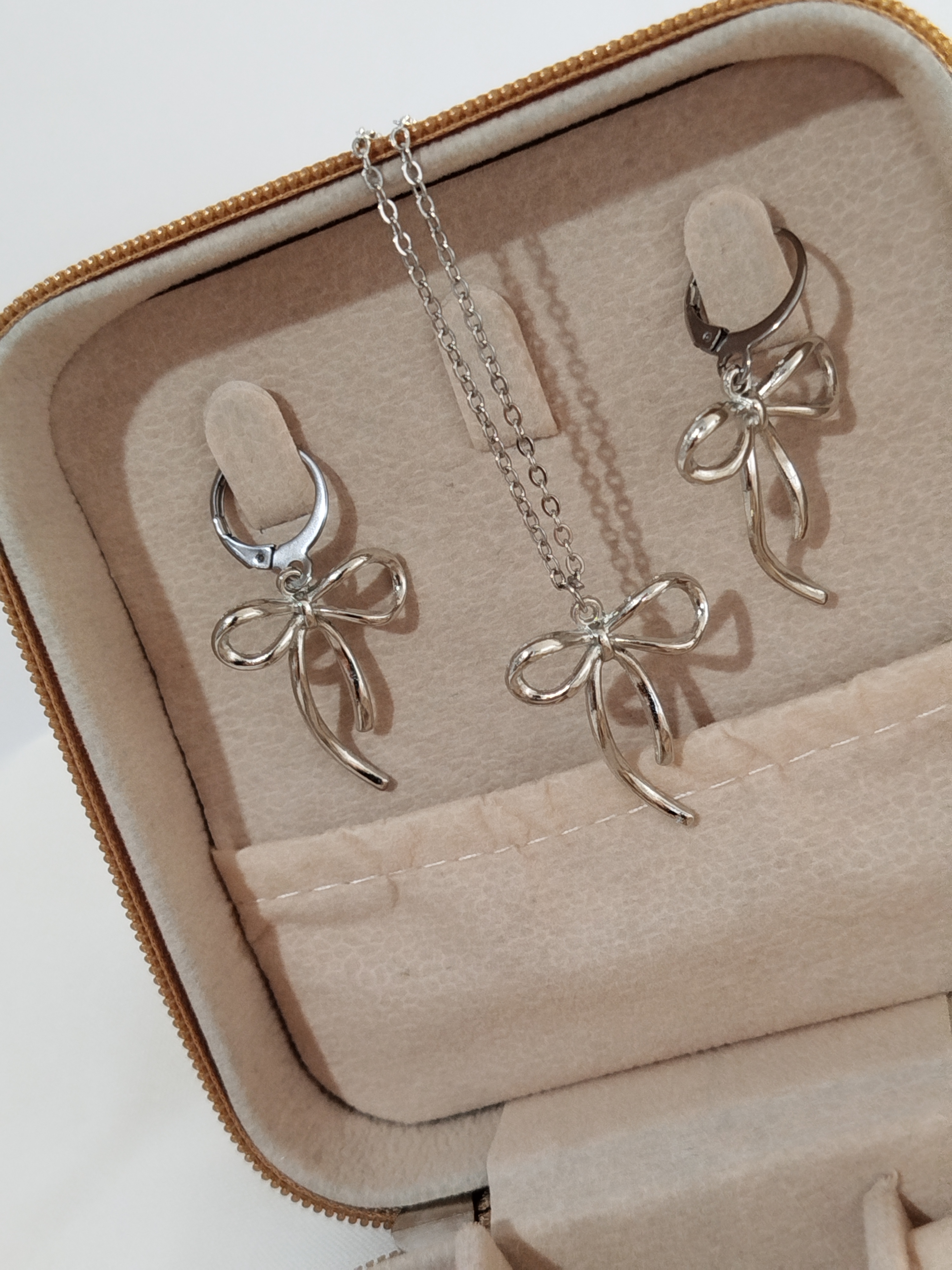 گردنبند طرح پاپیون نقره ای رنگ