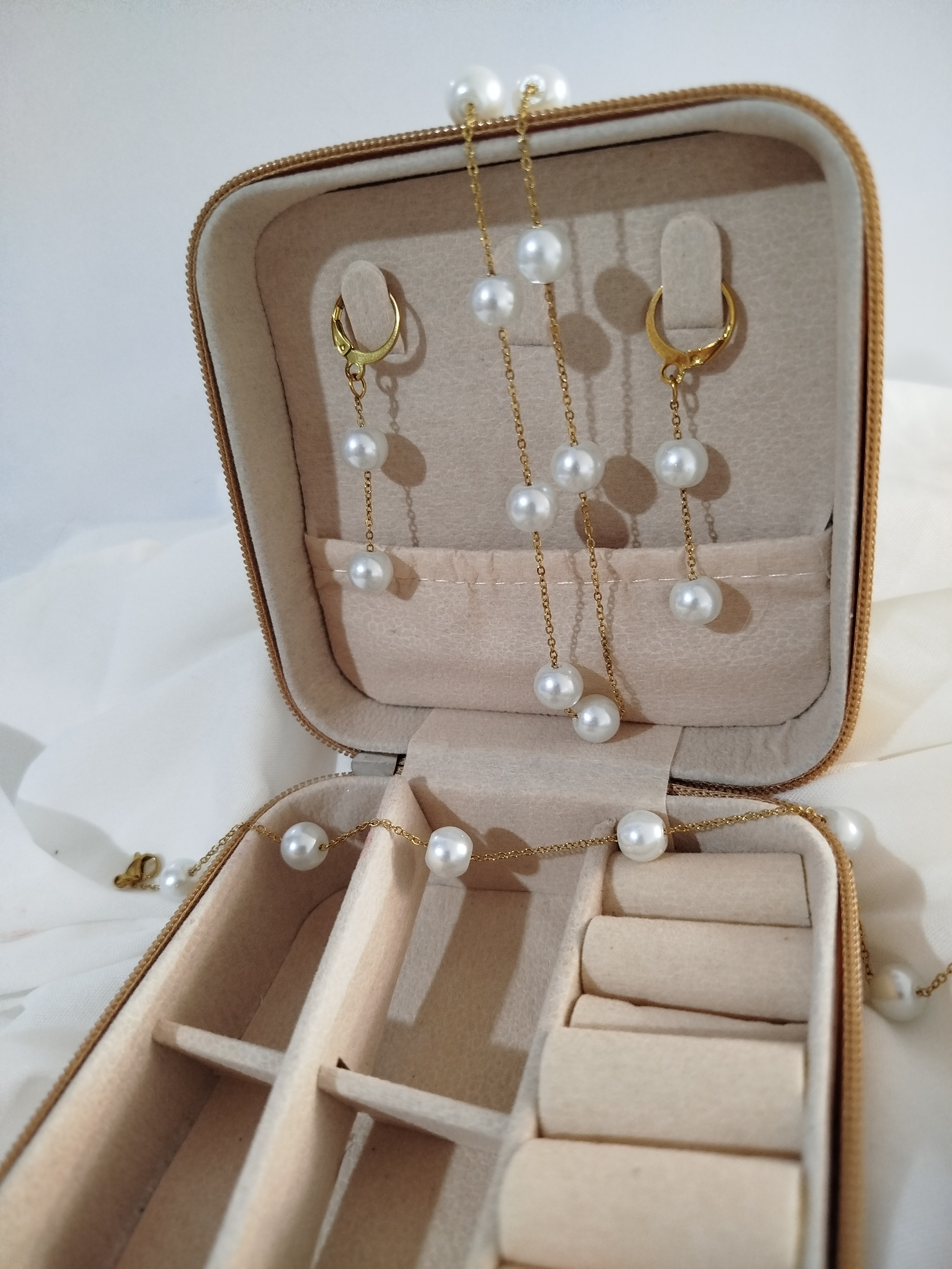 نیم ست مرواریدی طلایی رنگ