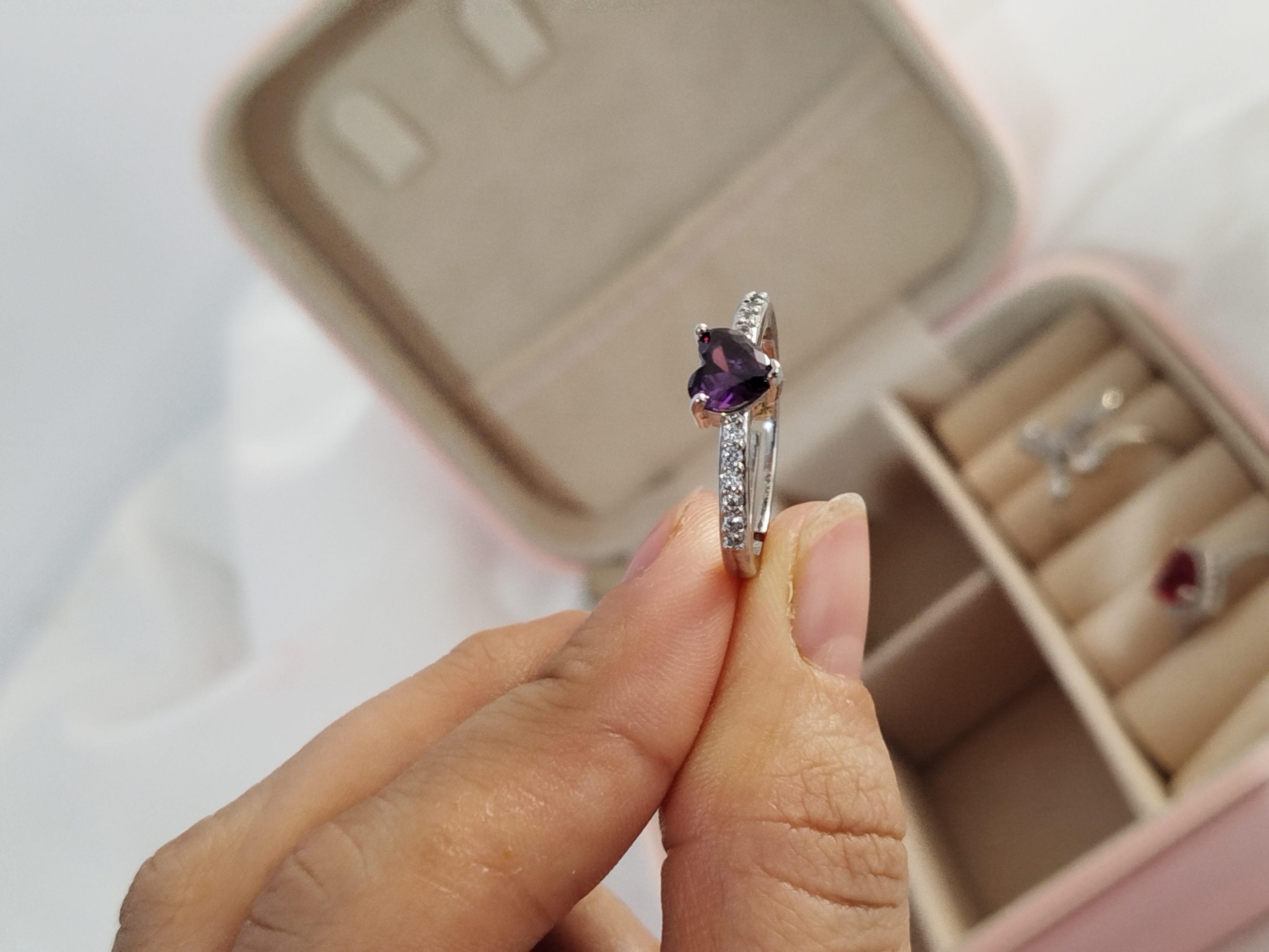 انگشتر جواهری نگین بنفش